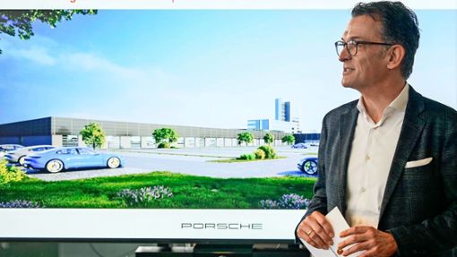 Alexander Pollich präsentiert die Pläne für die Porsche-Erweiterung. Foto: Simon Granville