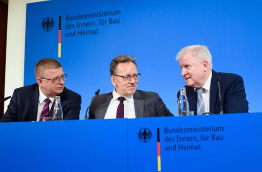Thomas Haldenwang (links), Holger Münch und Horst Seehofer sitzen bei der  Pressekonferenz zur Neuorganisation der Sicherheitsbehörden im Bundesinnenministerium zusammen. Foto: dpa/Gregor Fischer