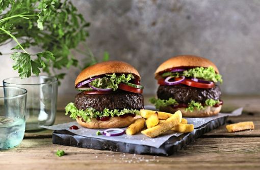 Die veganen Burger-Pattys von Beyond Meat bestehen vor allem aus Erbsenprotein und Roter Bete. Der US-Konzern will mit seinen Produkten auch Fleischesser überzeugen. Foto: Lidl