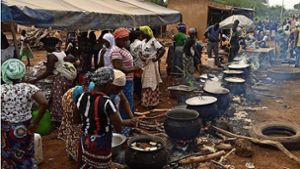 In großen Töpfen werden auf einem Platz in Kongoussi  Reis und Hirse für die vielen Flüchtlinge gekocht. Foto: Förderkreis Burkina Faso