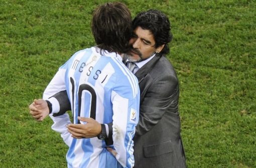Wer hält sich hier an wem fest? Trost konnte Maradona seinem Super-Star Messi nach der K.O.-Niederlage gegen Deutschland jedenfalls nicht spenden. Foto: dpa
