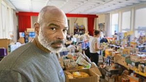Wie ein einem Supermarkt: Dan Stein in der Schulaula. Foto: Paul Vögler
