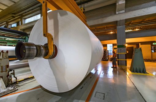So gigantisch  sind Zeitungspapierrollen,  die Papierhersteller   wie Stora Enso  produzieren. Foto: Stora Enzo/Mikko Nikkinen