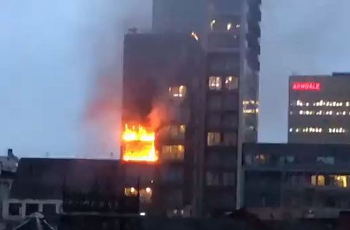 Flammen schlagen aus den oberen Stockwerken des Hochhauses in Manchester. Foto: dpa