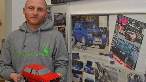 Freunde haben Nils Warschun seinen Steilheck-Lieblingspolo als Modellauto geschenkt. Foto: Gaby Weiß