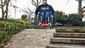 Ohne Hilfe seien die neuen Rampen für Rollstuhl- und Rollatorfahrer kaum zu bewältigen, sagt Ivo Josipovic. Sie sind zu steil. Foto: Sandra Hintermayr