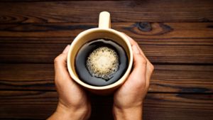 Nicht ohne meinen Kaffee: Am Morgen kommen viele erst nach einer Tasse starken Kaffees so richtig auf Touren. Auch tagsüber hilft er gegen Müdigkeit. Foto: Adobe Stock//Kostia