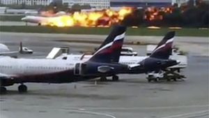 Das  russische Passagierflugzeug hat kurz nach dem Start Feuer gefangen und musste zu dem Flughafen Scheremetjewo zurückkehren. Foto: dpa