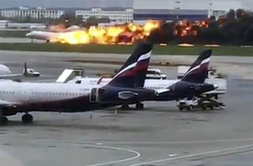 Das  russische Passagierflugzeug hat kurz nach dem Start Feuer gefangen und musste zu dem Flughafen Scheremetjewo zurückkehren. Foto: dpa