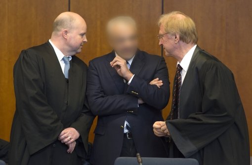 Aiman O. (Mitte) mit seinen Anwälten Foto: dpa