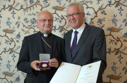 Alt-Erzbischof Robert Zollitsch (links) mit Ministerpräsident Winfried Kretschmann im September 2014 bei der Übergabe der Staufermedaille. Foto: Erzbistum Freiburg/oeppe