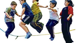Übergewichtige Kinder hüpfen beim Seilspringen in der Turnhalle einer Schule. Foto: dpa/Waltraud Grubitzsch