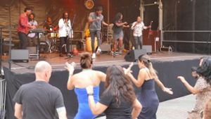 Mühelos ist es Mayito Rivera und seinen „Sons of Cuba“ gelungen, den Marktplatz zum Tanzen zu bringen Foto: Bernd Epple