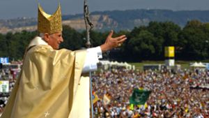 Papst Benedikt XVI. winkt 2006 bei der heiligen Messe auf dem Islinger Feld in Regensburg den Gläubigen zu. Foto: dpa/Wolfgan Radtke