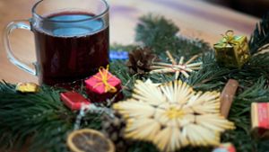 Glühwein unterm Weihnachtsbaum – nur eine von vielen Variationen des Alkoholkonsums über die Feiertage. Foto: dpa-Zentralbild