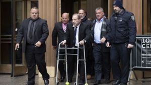 Harvey Weinstein im New Yorker Gerichtsgebäude; er leidet an Rückenproblemen. Foto: AP/Mark Lennihan