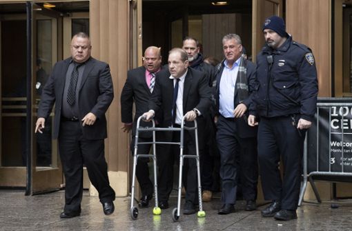 Harvey Weinstein im New Yorker Gerichtsgebäude; er leidet an Rückenproblemen. Foto: AP/Mark Lennihan