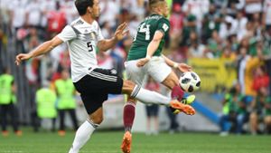 Kann die erneuten Fehler nicht verstehen: Der deutsche Abwehrspieler Mats Hummels (li.) Foto: AFP