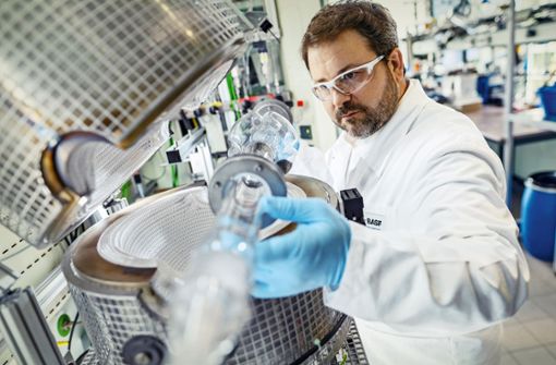 Ein BASF-Forscher am Standort Ludwigshafen arbeitet an einem chemischen Verfahren, damit das in der Batterie des Elektroautos enthaltene Lithium in hochreiner Form zurückgewonnen werden kann Foto: BASF SE/Detlef W. Schmalow