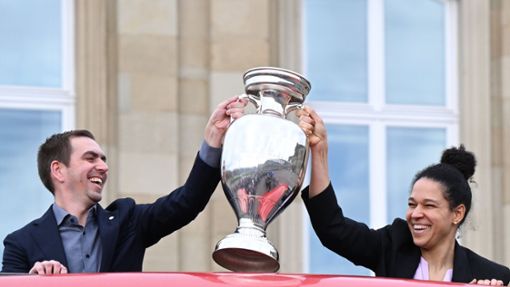 Philipp Lahm, Turnierdirektor der Fußball-Europameisterschaft, hält zusammen mit der früheren Fußball Nationalspielerin Celia Sasic den EM-Pokal hoch. Foto: Bernd Weißbrod/dpa