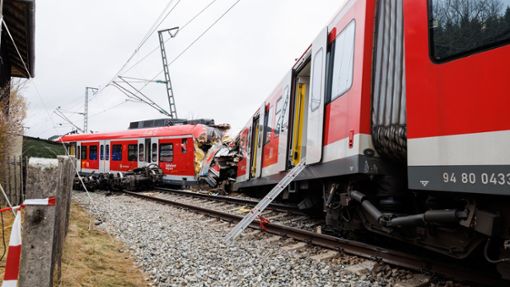 Zwei aufeinandergeprallte S-Bahnen an der Unfallstelle in der Nähe des Bahnhofes Ebenhausen-Schäftlarn. Foto: Matthias Balk/dpa