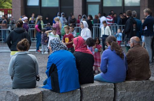 Flüchtlinge warten vor der Landeserstaufnahmeeinrichtung in Karlsruhe. (Archivbild) Foto: imago/Gustavo Alabiso/imago stock&people