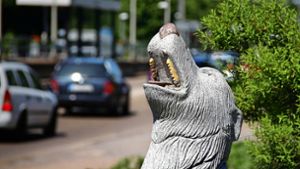 Nicht nur dem Wolf am Eingang in den Stadtteil ist es zum Heulen zumute: Auch viele Wolfbuscher beklagen sich über den Verkehr vor der Haustür. Foto: /Simon Granville