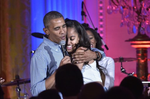 Eng umschlungen auf der Bühne: Präsident Barack Obama singt seiner Tochter zum Geburtstag ein Ständchen. Foto: AFP