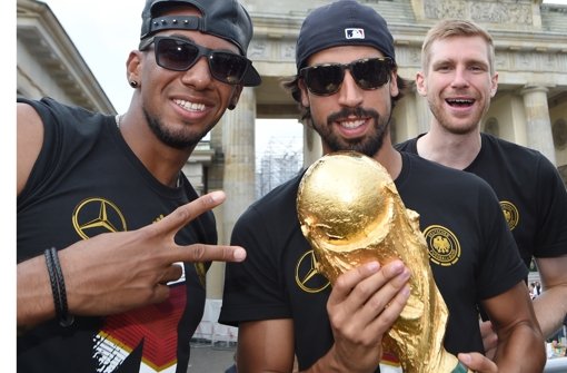 In Feierlaune: Sami Khedira mit dem goldenen WM-Pokal Foto: Getty Images Europe