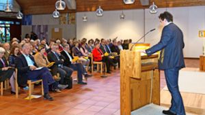 Pfarrer Martin Weinzierl (am Rednerpult) ermutigte die Anwesenden, die neuen  Wege mitzugehen. Foto: Thomas Krämer