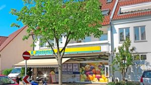 Im Herbst wird das Edeka-Schild abmontiert. Dann wird aus dem Familienbetrieb an der Schemppstraße ein CAP-Markt. Foto: Julia Barnerßoi