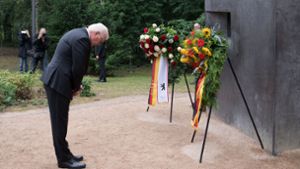 Bundespräsident Frank-Walter Steinmeier verneigt sich nach einem Festakt im Tiergarten vor dem Denkmal für die im Nationalsozialismus verfolgten Homosexuellen. Foto: dpa