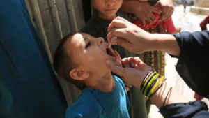 Ein Kind erhält eine Dosis Anti-Polio-Impfstoff: Polio ist eine ansteckende Infektionskrankheit, die vor allem bei Kleinkindern dauerhafte Lähmungen hervorrufen und zum Tod führen kann. Foto: Saifurahman Safi/XinHua/dpa