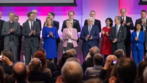 Zur Unterzeichnung der Erklärung „Wirtschaft für Demokratie“ umrahmen  viele hochkarätige Gäste  Bundespräsident Frank-Walter Steinmeier auf der Bühne. Foto: /