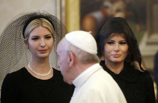 Trump Tochter Ivanka (links) und Ehefrau Melania haben sich für den Besuch bei Papst Franziskus fein gemacht und tragen schwarze Schleier.  Das muss man aber nicht. Foto: AFP
