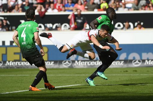 VfB-Stuttgarts Erik Thommy kam wie auch die Abwehr der Roten gegen Hannover 96 ins Straucheln. Foto: dpa