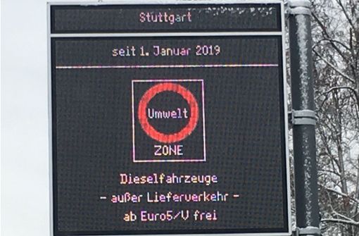 Städtische Hinweistafel: hier wird das Fahrverbot für Dieselautos bis einschließlich Euro-4-Norm positiv verkauft. Foto: jan