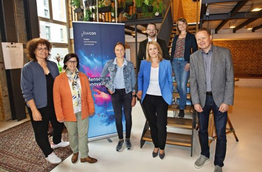 Vertreter aus Wirtschaft, von den Kommunen und Bwcon haben in Esslingen den Auftakt von „Digital.FuturES“ gefeiert. Foto: /Ines Rudel