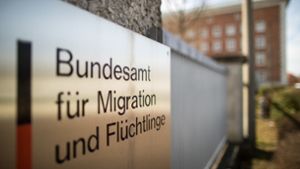 Das Bundesamt für Migration und Flüchtlinge arbeitet derzeit mit 70 Mitarbeitern an der Aufklärung des Bremer Asyl-Skandals. Foto: dpa