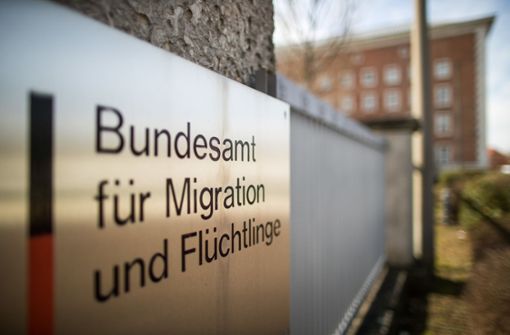 Das Bundesamt für Migration und Flüchtlinge arbeitet derzeit mit 70 Mitarbeitern an der Aufklärung des Bremer Asyl-Skandals. Foto: dpa