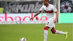 Dennis Aogo will für den VfB Stuttgart am Ball bleiben. Seine Zukunft ist jedochungeklärt. Foto: Baumann
