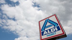 Aldi-Logo: Die Zahl der Discounter in Deutschland ist in den vergangenen beiden Jahren leicht zurückgegangen. Foto: dpa