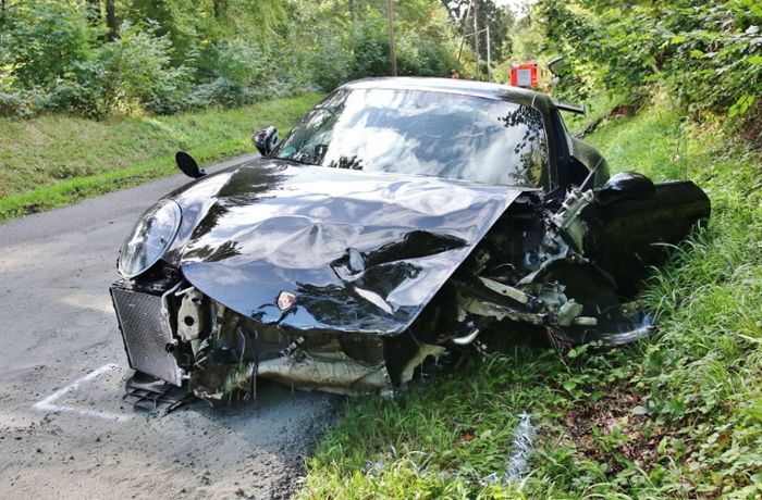 Unfall in Stuttgart-Botnang: Porsche prallt frontal mit Audi zusammen