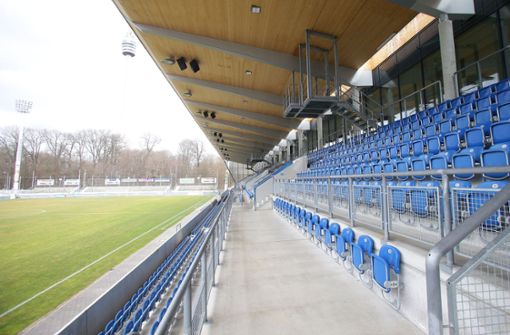 Die Partie der Stuttgarter Kickers gegen CfR Pforzheim wird an diesem Samstag in einen nahezu leeren Gazistadion über die Bühne gehen. Foto: Baumann