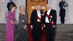 Charles und Camilla am Schloss Bellevue mit dem deutschen Bundespräsidenten Frank-Walter Steinmeier und Frau Elke Büdenbender. Foto: AFP/ADRIAN DENNIS