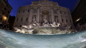 Der berühmte Trevi-Brunnen in Rom in der Abendstimmung. Foto: AP