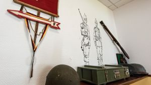 Im Aufenthaltsraum des Jägerbataillons 291 der Bundeswehr in Illkirch bei Straßburg (Frankreich) liegt am ein Stahlhelm auf einem Regal. Foto: dpa