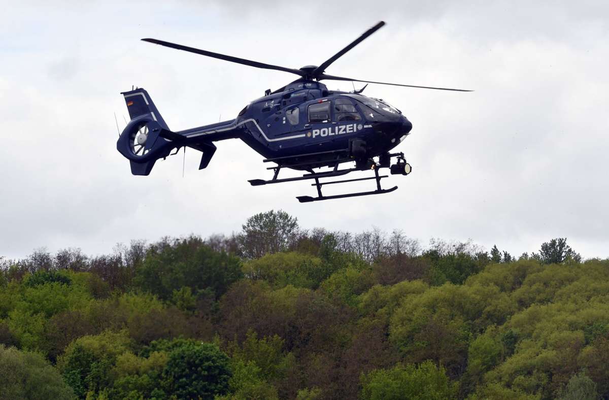Bei der Suche kam auch ein Hubschrauber zum Einsatz (Symbolbild). Foto: picture alliance / Paul Zinken/d/Paul Zinken