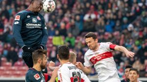 Der Mainzer Jean-Philippe Mateta machte der Defensive des VfB Stuttgart das Leben schwer. Foto: dpa