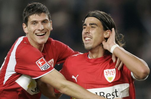 Mario Gomez (links) und Sami Khedira spielten einst gemeinsam für die Schwaben. Foto: AP